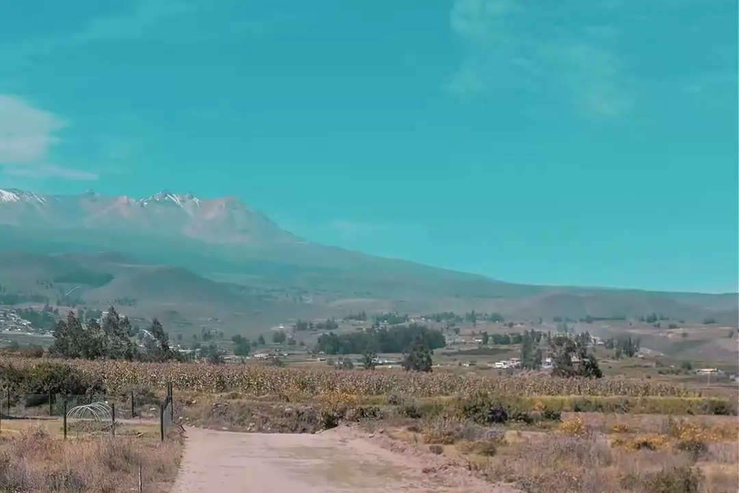 Camino de tierra en Zion Club Campestre con los volcanes de Arequipa al fondo